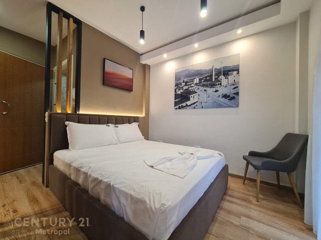 Jepet me qira studio me verandë në zonën e 21 Dhjetorit, Tiranë! 600 € /Muaj Sip. Totale  51m2