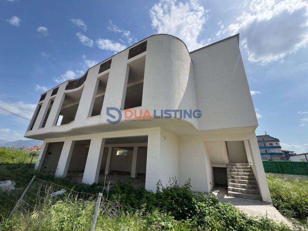 🏢 Jepet me qera godinë 2-katëshe në Kamëz.