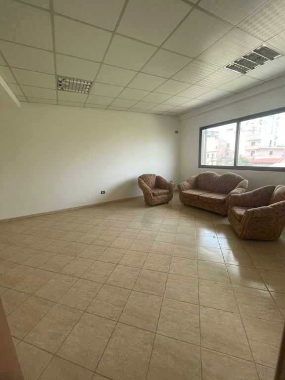 Jepet me qira dhe shitet apartament 3+1 + 2 banjo.