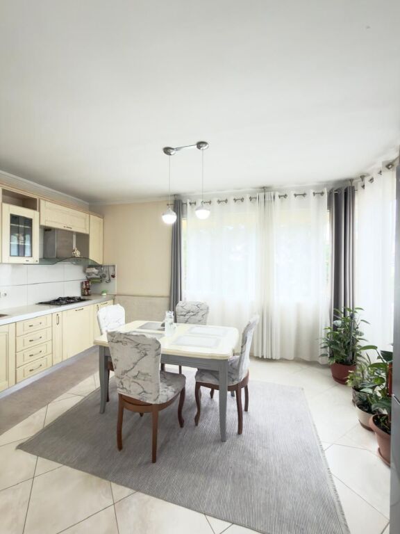 Apartament 2+1 + Parkim per shitje tek Liqeni i Thate