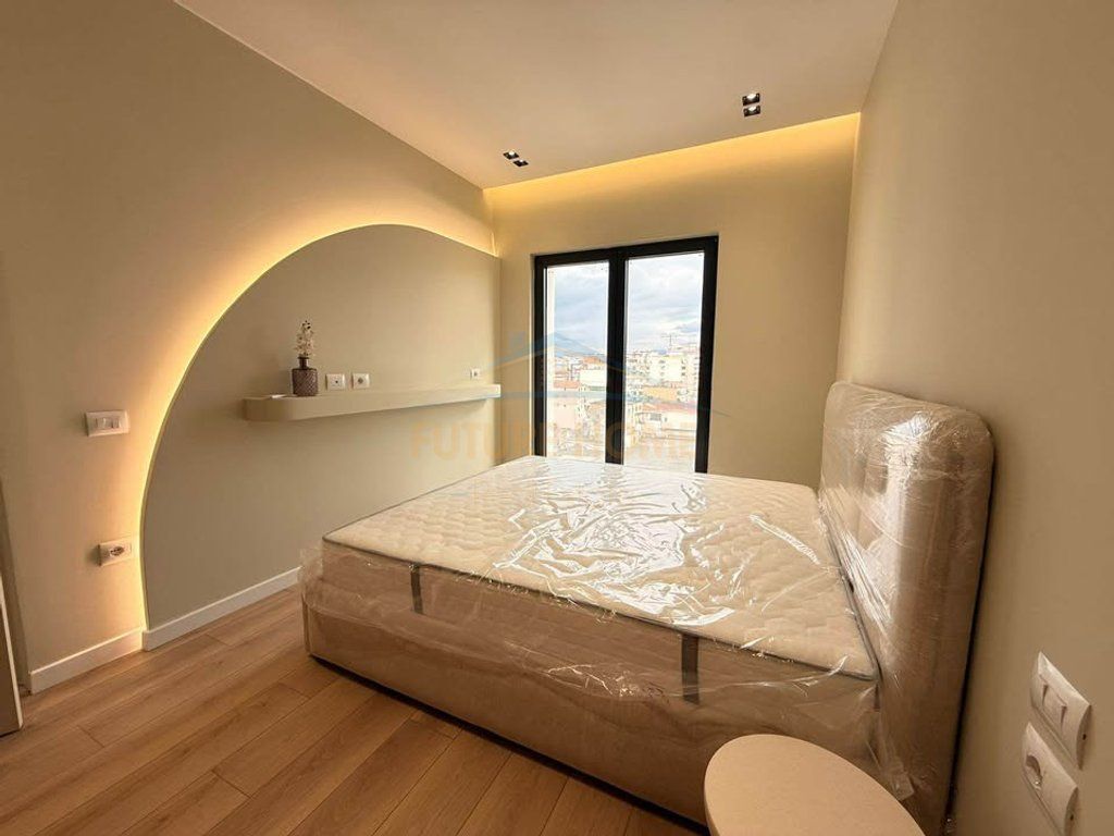 Shitet apartament 1+1 Rruga e Barrikadave