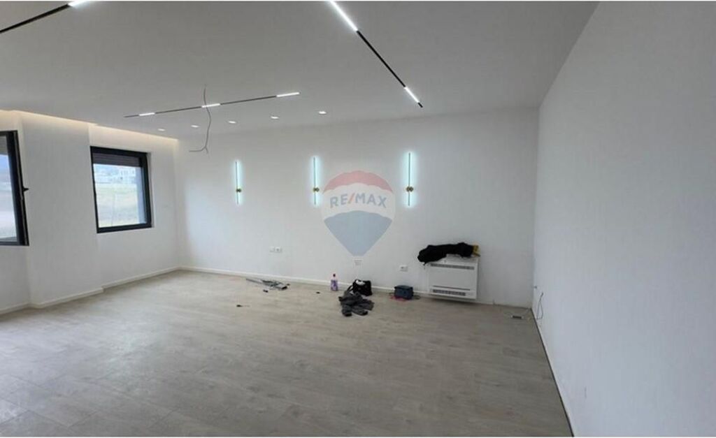 Zyrë me qira në zonën e Liqenit të Thatë.