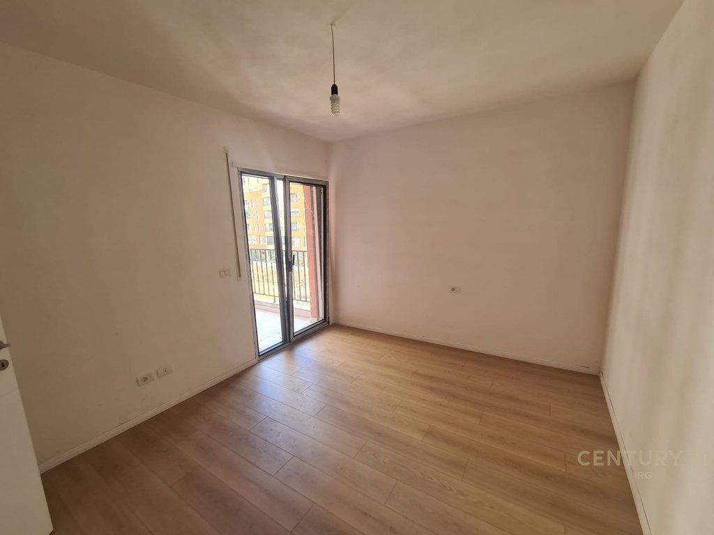 APARTAMENT 2+1 TEK SHKOLLA E KUQE!