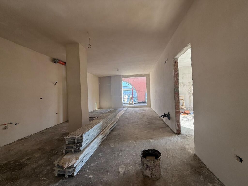 Apartament 2+1 per shitje tek White Tower tek Komuna e Parisit.