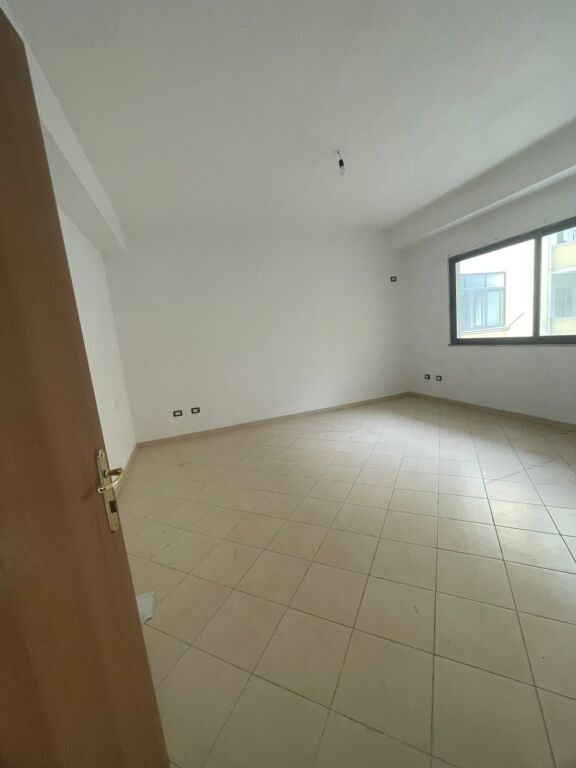 Jepet me qira dhe shitet apartament 3+1 + 2 banjo.