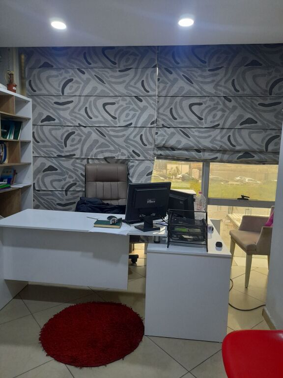 Jepet me qera  zyre prane Drejtorise policies Tirane 10 metra 22000 lek