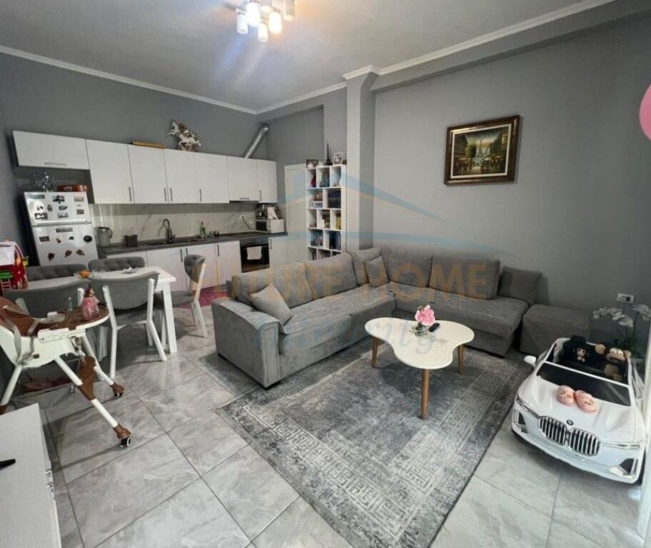 Shitet, Apartament 2+1, Fresku, Tiranë.