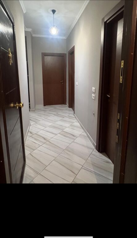 Jepet me qira 2+1+1 Bathore Rruga Demokracia 400 mije leke