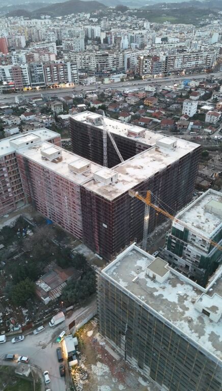 Shitet Apartament 2+1+2 tek Riverside Residence