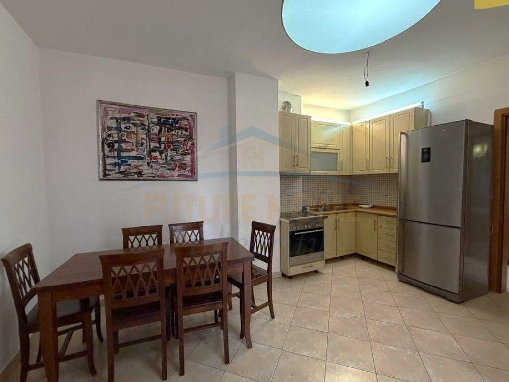 Shitet, Apartament 2+1+2, Tregu Elektrik, Tiranë.