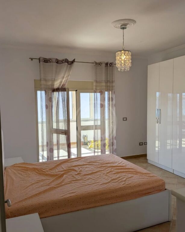 Per qera  Apartament 3+1+2 me Verandë pranë Stadiumit, Durres – I Rinovuar dhe i Mobiluar Rishtazi.