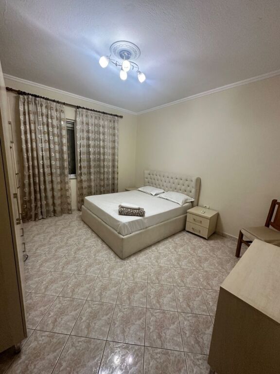 Ofrojme per qira apartament ne shtepi private 3+1+2 WC te Myslym Shyri