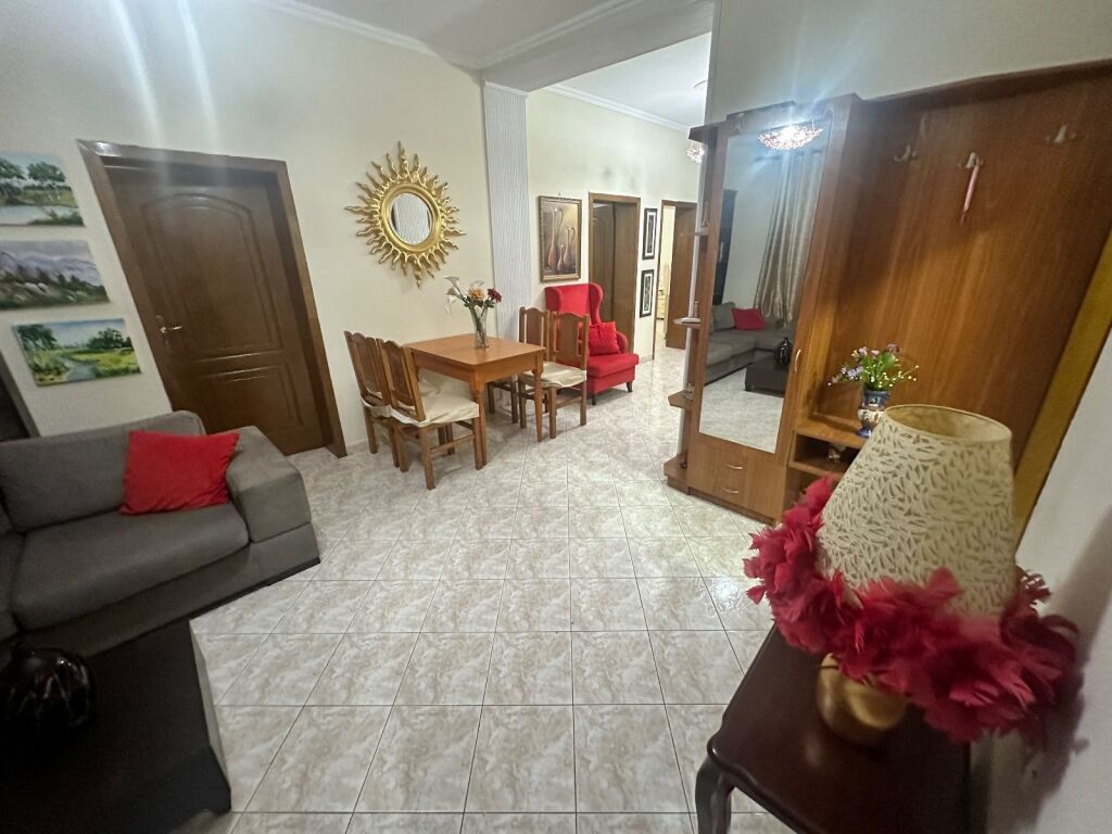 Ofrojme per qira apartament ne shtepi private 3+1+2 WC te Myslym Shyri