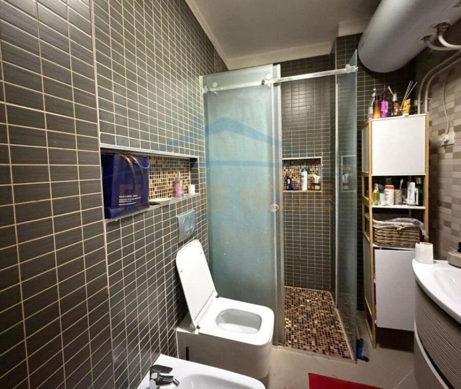 Shitet, Apartament 2+1+2+ Post Parkimi, Rruga Frosina Plaku, Tiranë