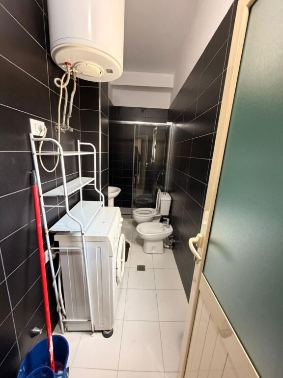 Qira, Kati i 3 në Shtëpi Private, Kenet perball Oroshit, Durrës