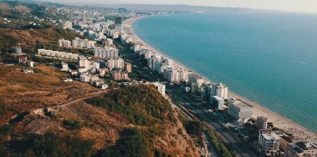 Shitet apartament 2+1 tek Shkëmbi i Kavajës – Vijë e parë me detin