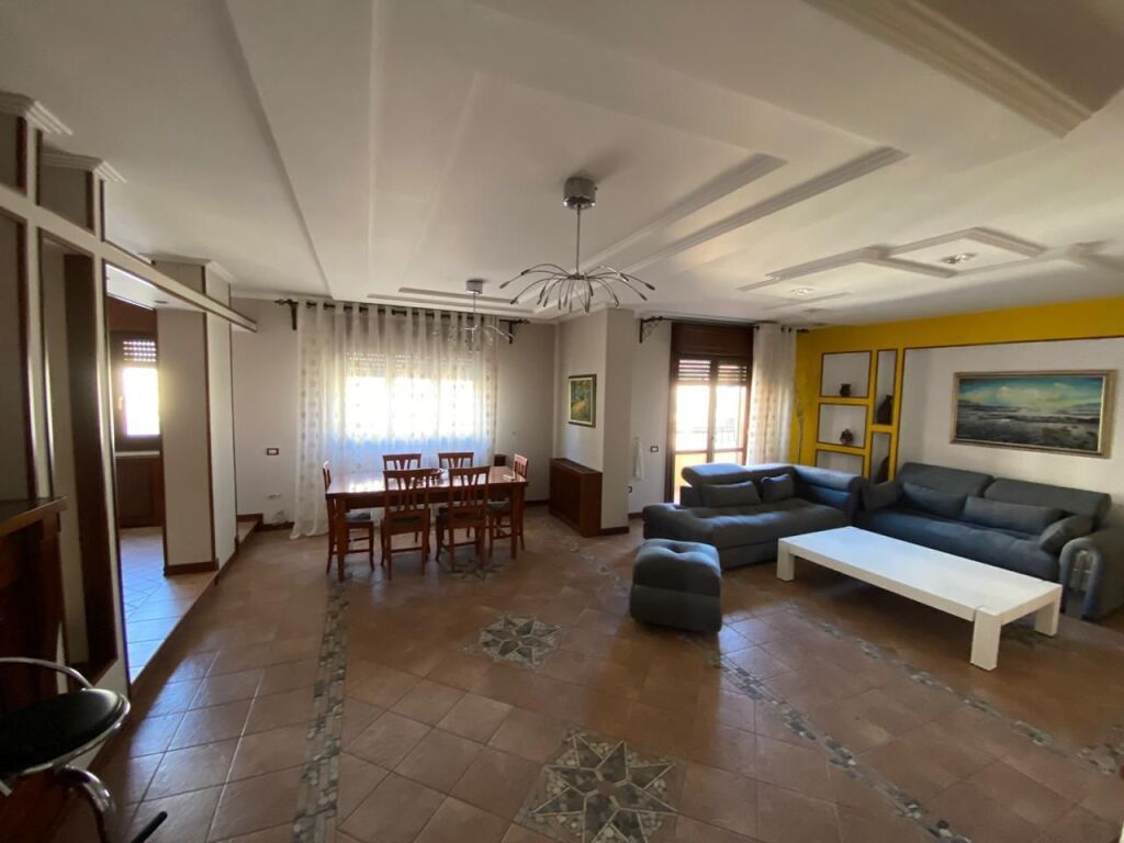 Comune di Parigi vicino al parco giochi 🚩Vendiamo super appartamento 3+1+2 bagni+ripostiglio.