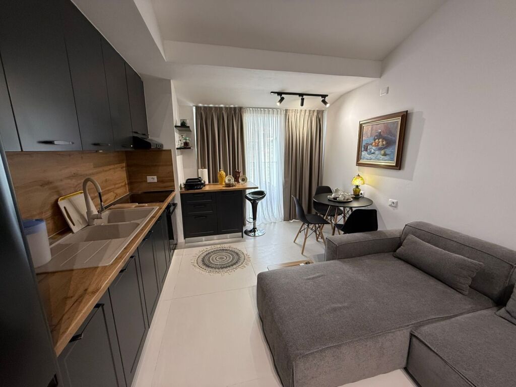 Shitet apartament 1+1 ne Fresk