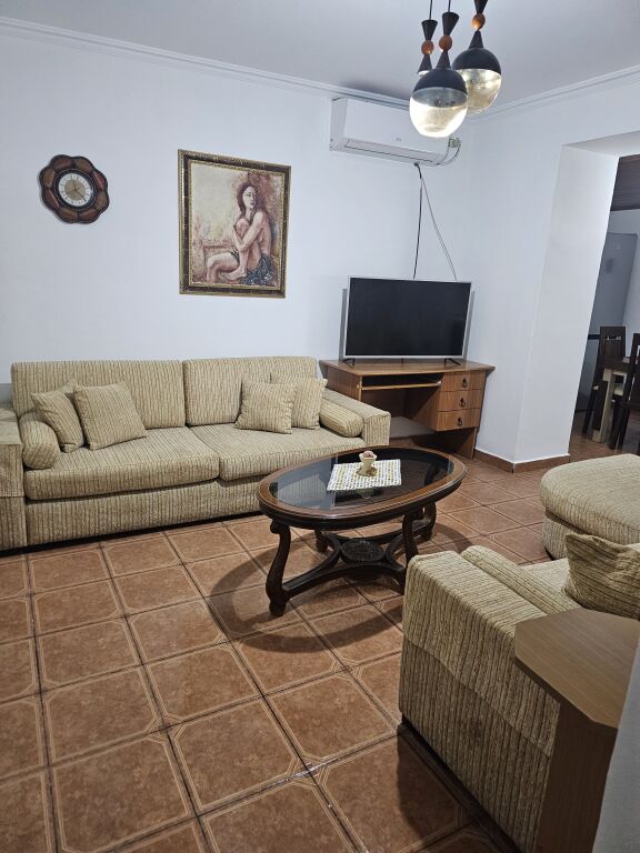 Jepet me qera 2+1 500 mij lek ish stacioni fundit i tiranes re