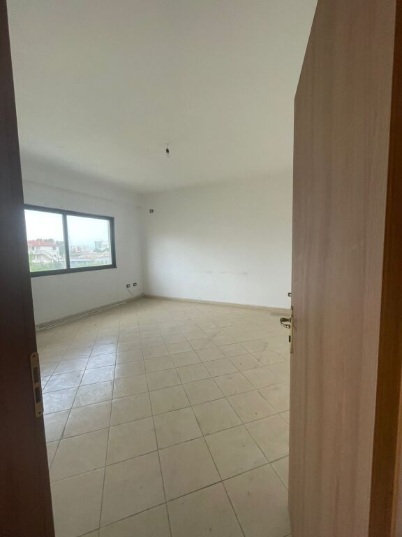 Jepet me qira dhe shitet apartament 3+1 + 2 banjo.