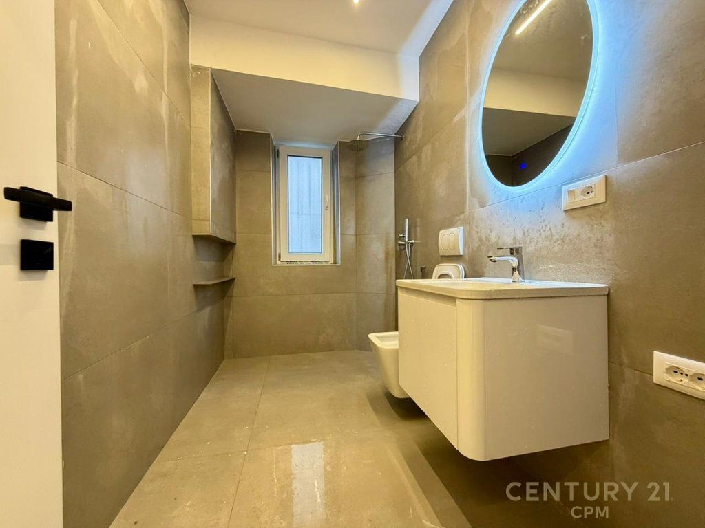 Apartament 1+1 per shitje prane Pazarit te Ri