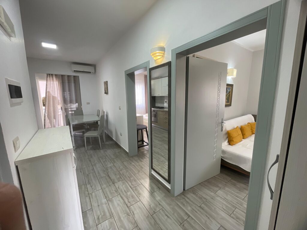 Shitet Apartament 1+1+ kuzhine e vecuar + 2 ballkone