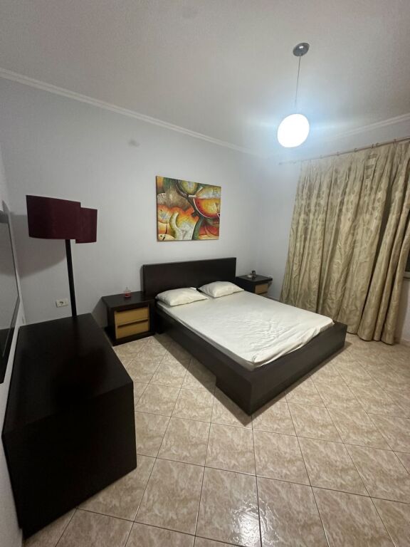 Ofrojme per qira apartament ne shtepi private 3+1+2 WC te Myslym Shyri