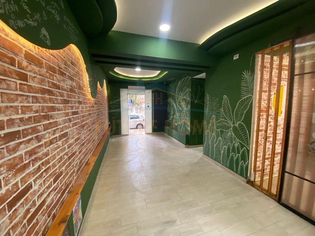 Qira, Ambient Biznesi, Zogu i Zi, Tiranë.