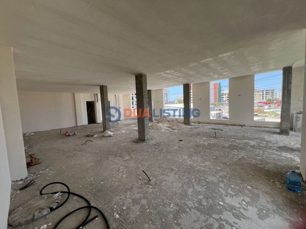 🏢 Jepet me qera godinë 2-katëshe në Kamëz.