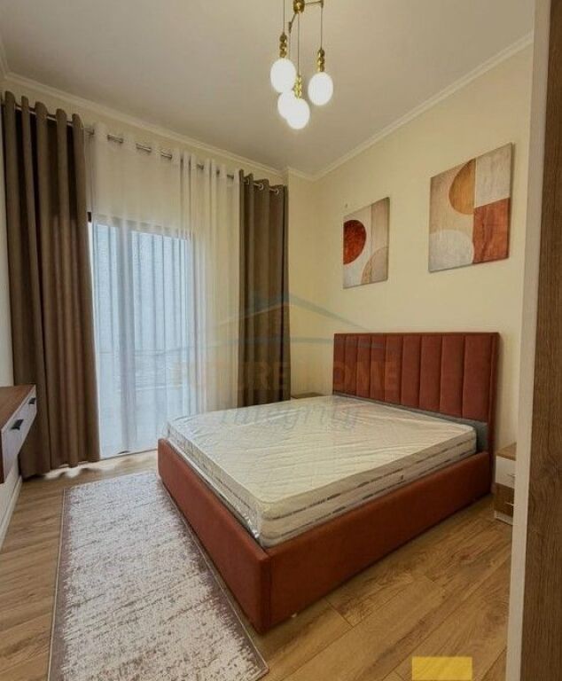 Shitet, Apartament 2+1+2, Fresku, Tiranë.