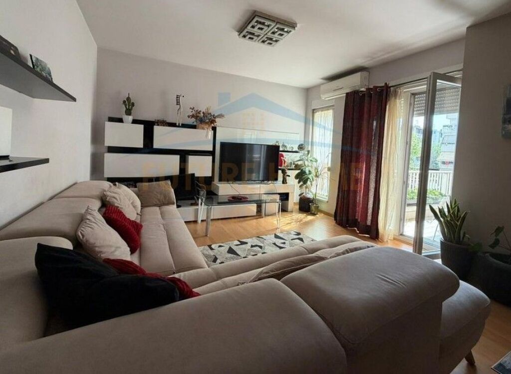 Shitet, Apartament 2+1+2+ Post Parkimi, Rruga Frosina Plaku, Tiranë