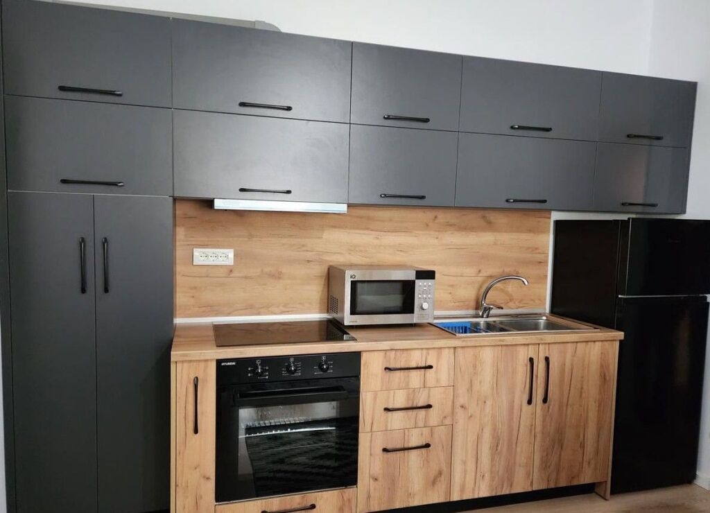 Jepet me qera apartament 2+1 tek zona e 21 Dhjetorit.