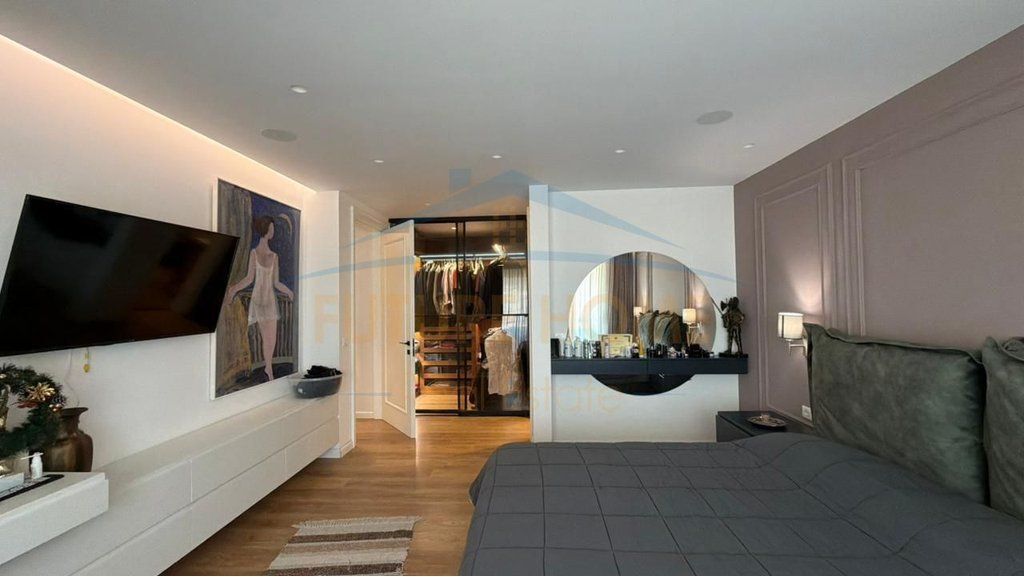 Appartamento 3+1+2+2 posti auto in vendita Via Elbasan