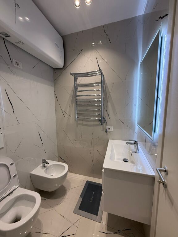 Jepet me qira apartament 2+1 me parking te Jordan Misja.  🚗 Me post parkimi💰 Cmimi: 80,000 leke / muaj  Per me shume informacion ose vizite, kontaktoni ne privat.