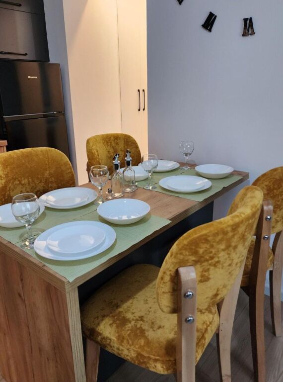 Jepet me qera apartament 2+1 tek zona e 21 Dhjetorit.