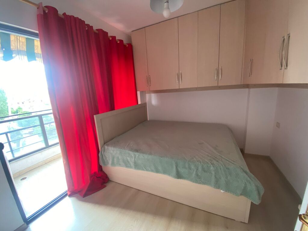 Jepet me qera Apartament 1+1, Astir