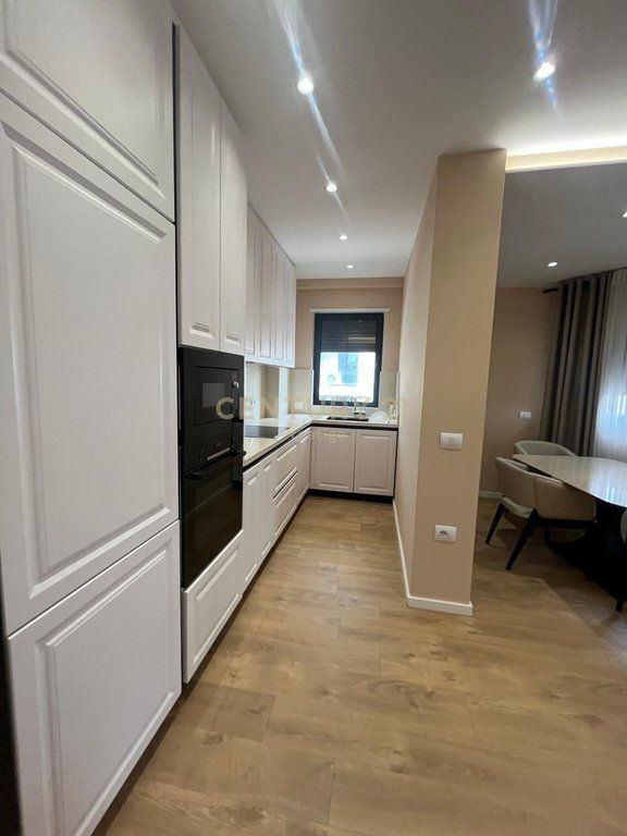 APARTAMENT 2+1+2+POST PARKIMI NE SHITJE, RRUGA E DURRSIT!