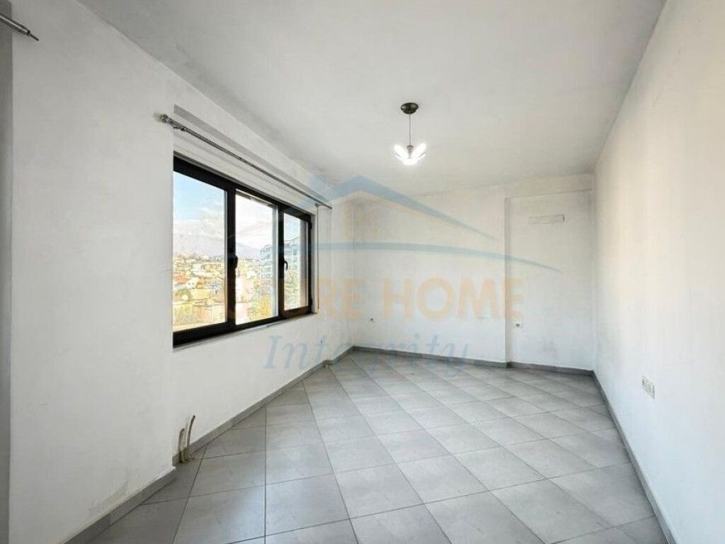 Shitet, Apartament 2+1+2, Ish Tregu Elektrik, Tiranë.