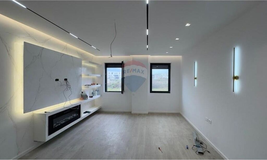 Zyrë me qira në zonën e Liqenit të Thatë.