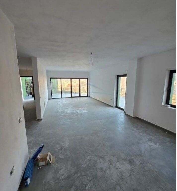 Shitet, Dublex, Kodra e Diellit Tiranë.