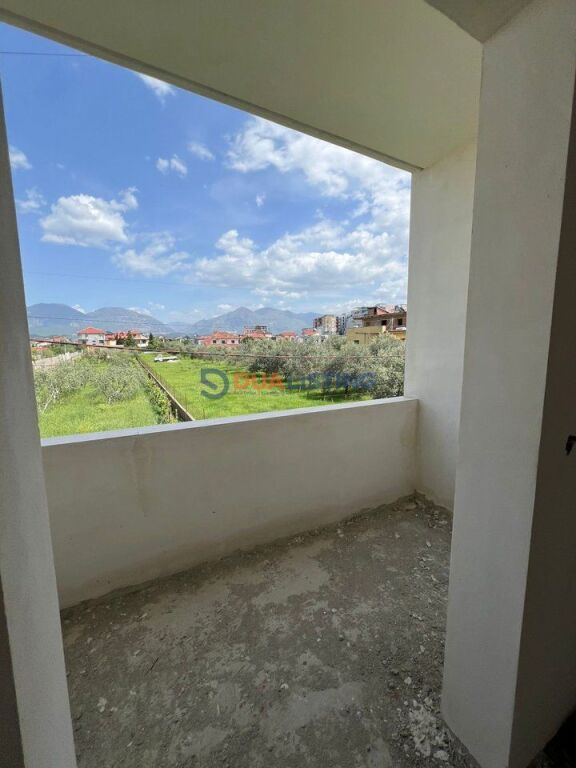 🏢 Jepet me qera godinë 2-katëshe në Kamëz.