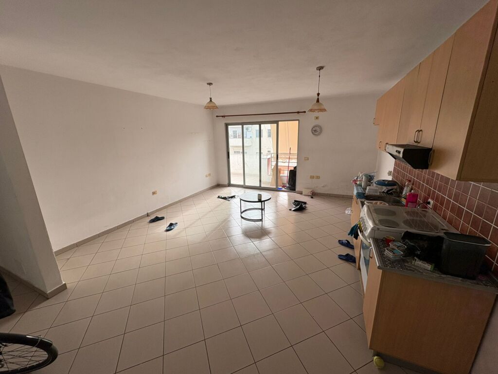 In affitto Appartamento 2+1+2, Vuoto, Comune di Parigi vicino a Kristal Center 450 mila lek