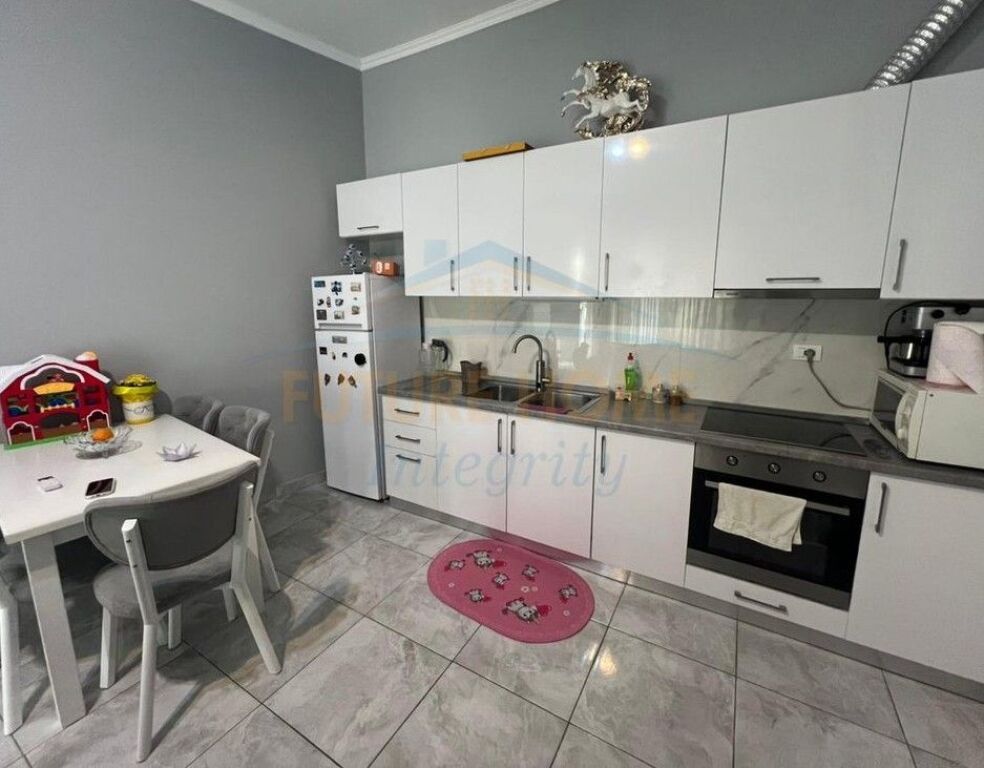 Shitet, Apartament 2+1, Fresku, Tiranë.