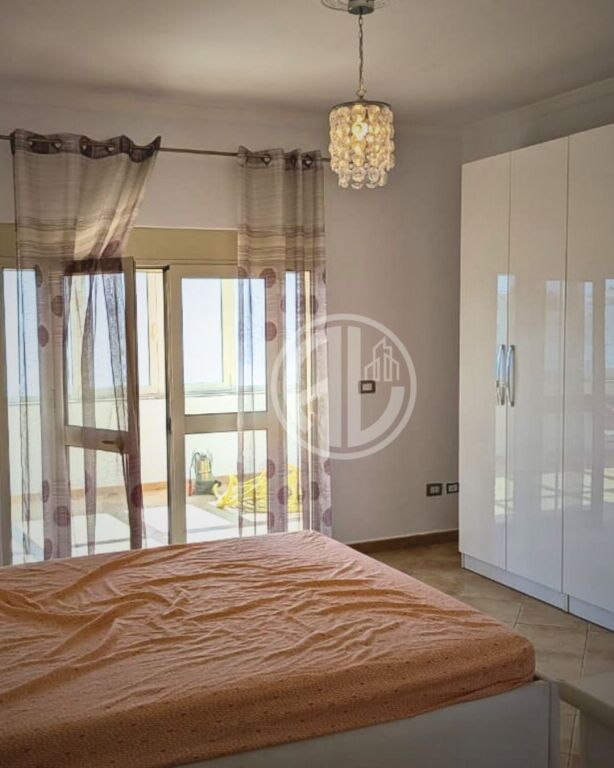 Per qera  Apartament 3+1+2 me Verandë pranë Stadiumit, Durres – I Rinovuar dhe i Mobiluar Rishtazi.
