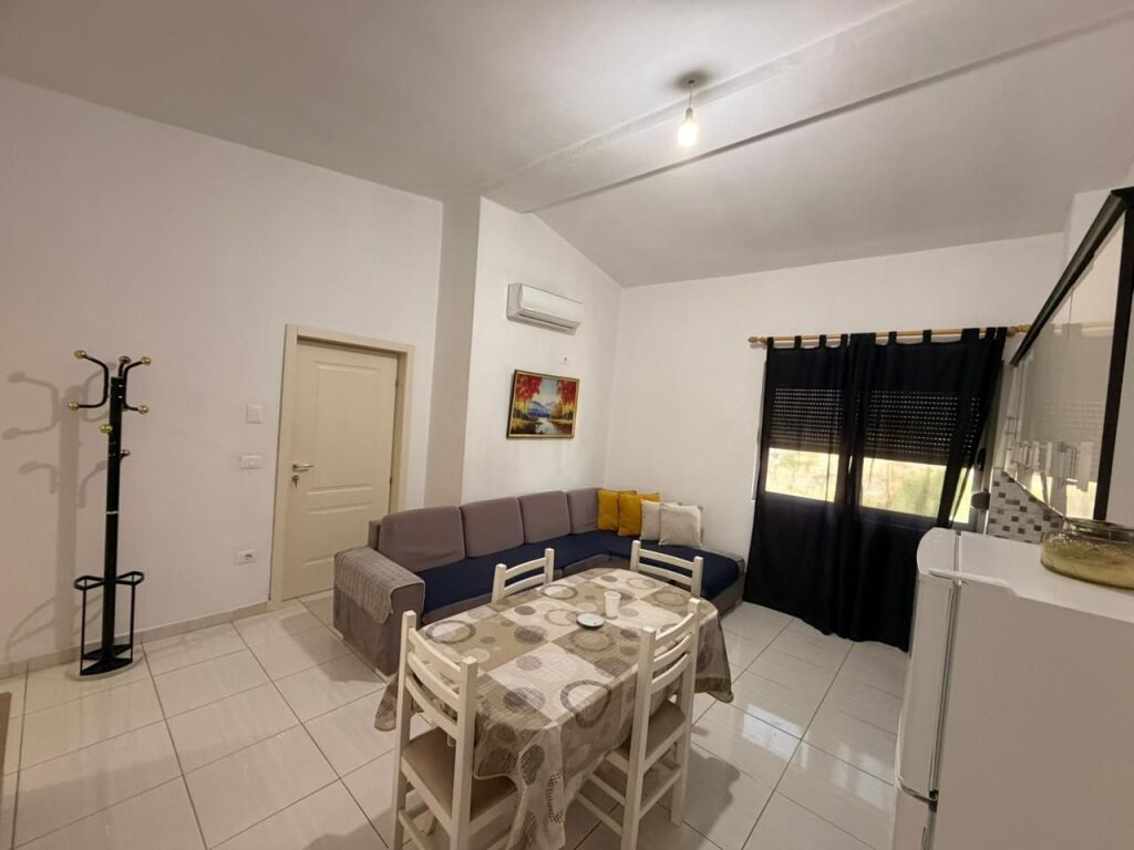 Qira, Kati i 3 në Shtëpi Private, Kenet perball Oroshit, Durrës