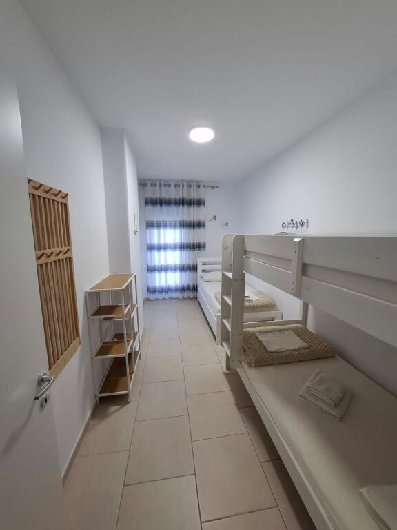 Jepet me Qera Apartament 2+1 Tek Shkembi i kavajes