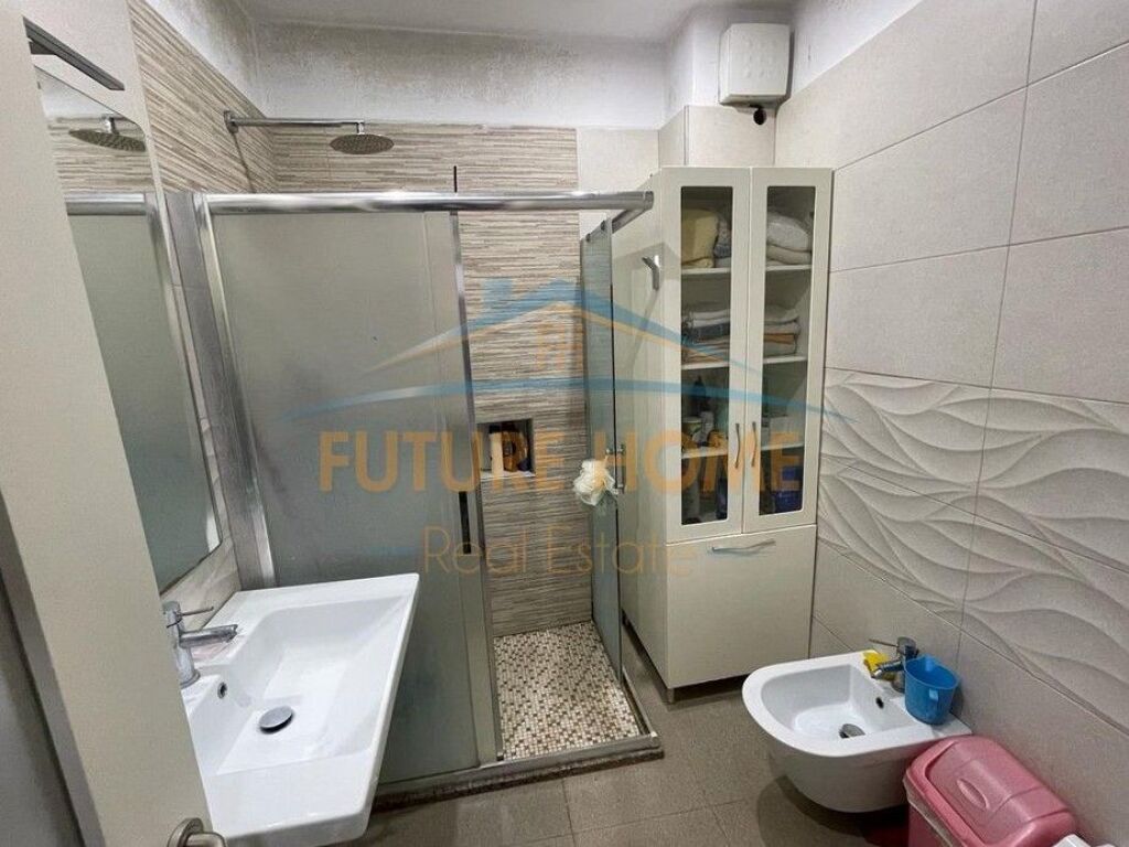 Shitet, Apartament 2+1, Rruga Babë Rexha, Tiranë.