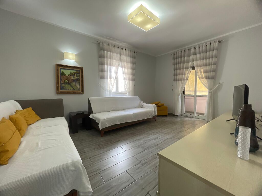 Shitet Apartament 1+1+ kuzhine e vecuar + 2 ballkone