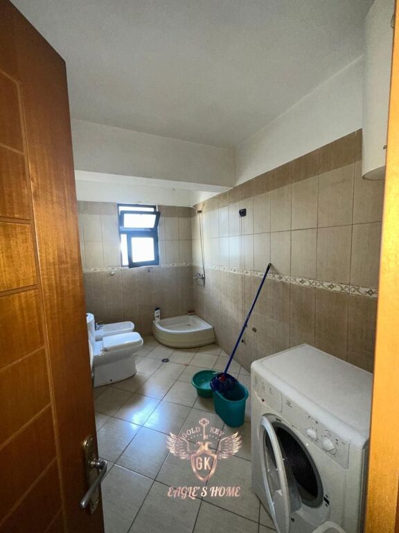 Shitet Apartament 3+1+2 Ballkone Policia Durres