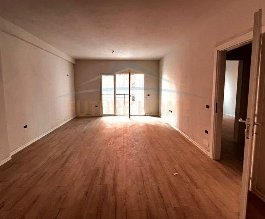 Shitet Apartament 1+1, Yzberisht
